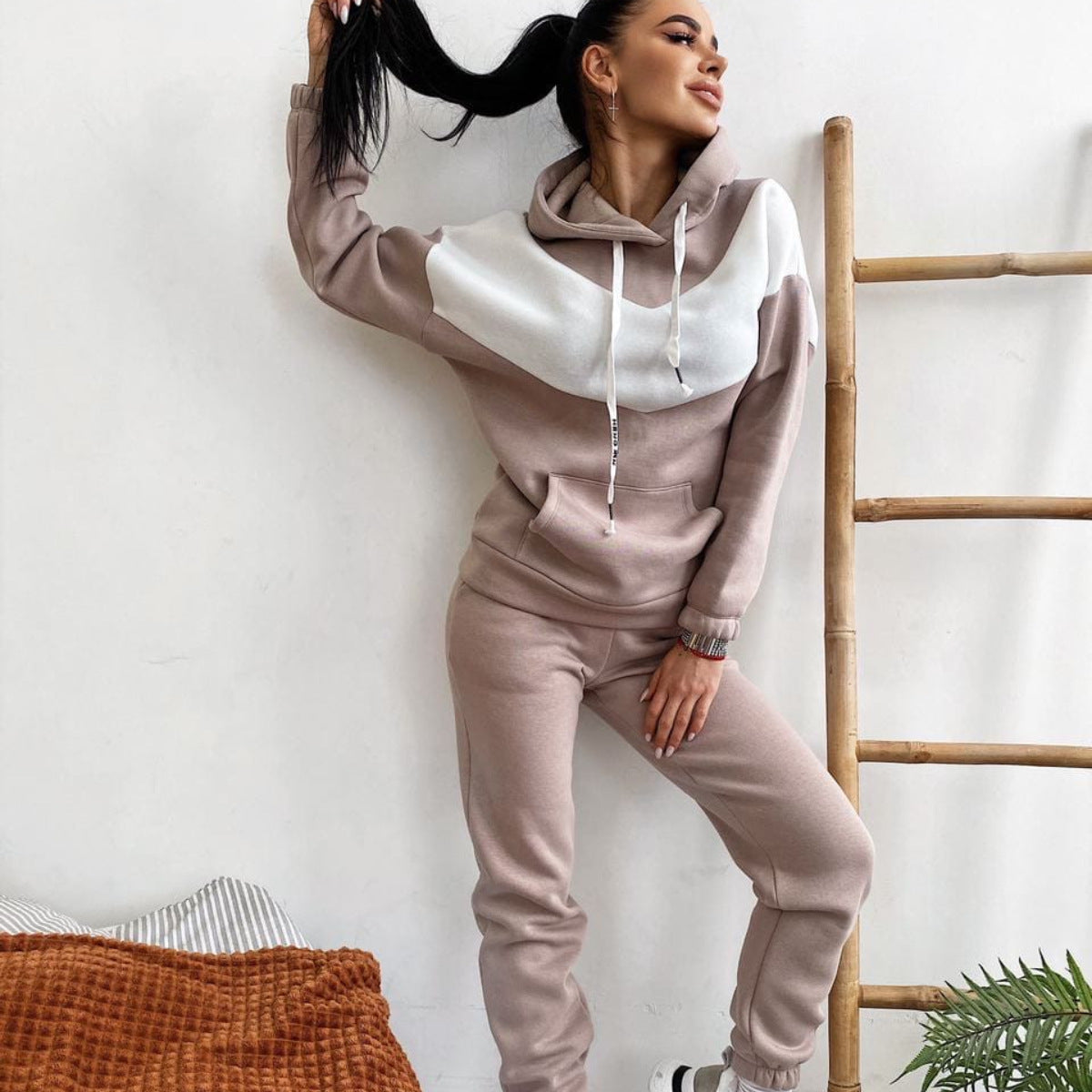 Virginia | Conjunto de Pantalones y Camiseta con Capucha